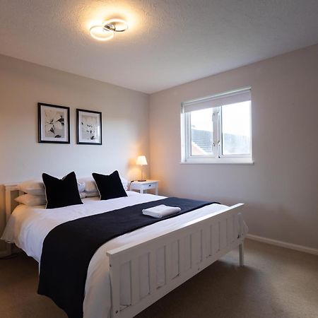 Modern 2 Bed Apartment Near Gatwick Crawley  Exterior foto